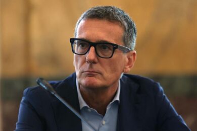 Essilux mai così forte in Borsa. Bene gli occhiali con l’IA, ma la vera scelta vincente si chiama Francesco Milleri