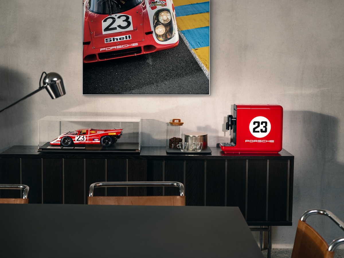Porsche x Smeg: la capsule che unisce motorsport e design Porsche x Smeg: la capsule che unisce motorsport e design
