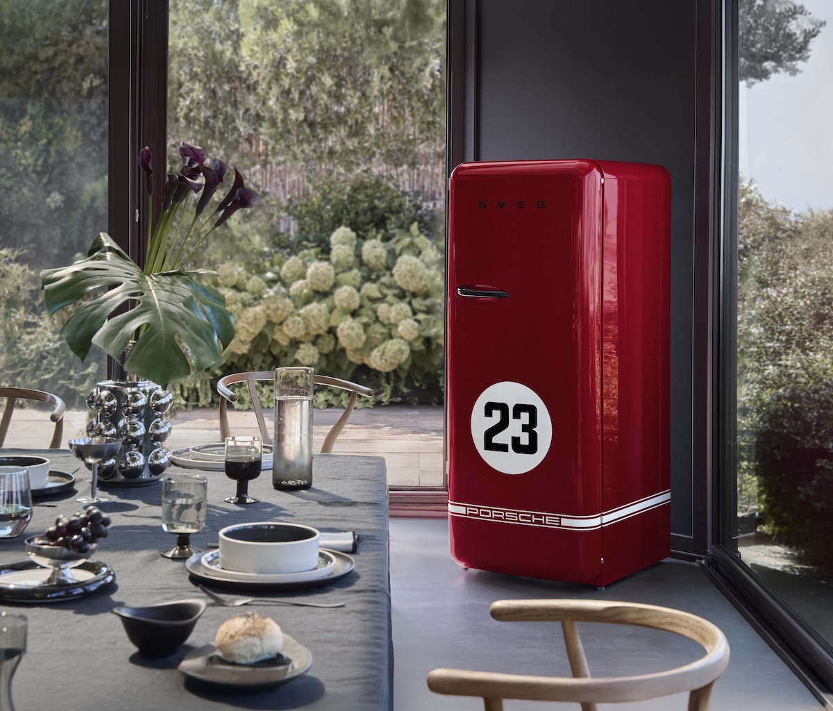 Porsche x Smeg: la capsule che unisce motorsport e design Porsche x Smeg: la capsule che unisce motorsport e design