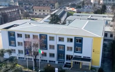 Ragazzina picchiata dal fidanzato, interviene a salvarla il maestro di tennis