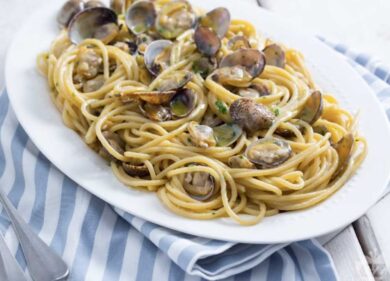 L’Ue “salva” gli spaghetti alle vongole: via libera alla pesca sotto taglia