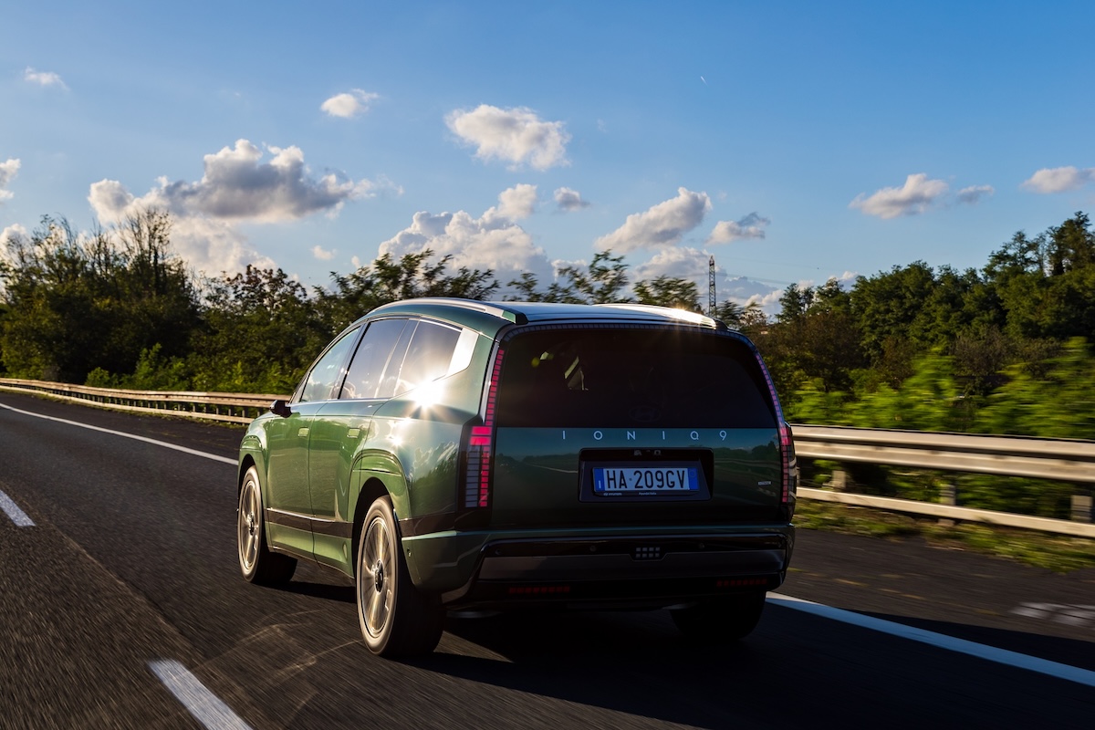 Hyundai Renting IONIQ 9: oltre 600 km WLTP e ricarica in 24’