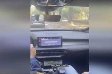 Picchiata dal suo ex, chiama la polizia e viene salvata: “Ci siamo noi, stai tranquilla”. L’audio completo