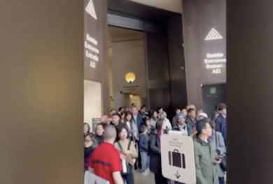 Louvre evacuato d’emergenza dopo la rapina da film, lunghe file davanti al museo
