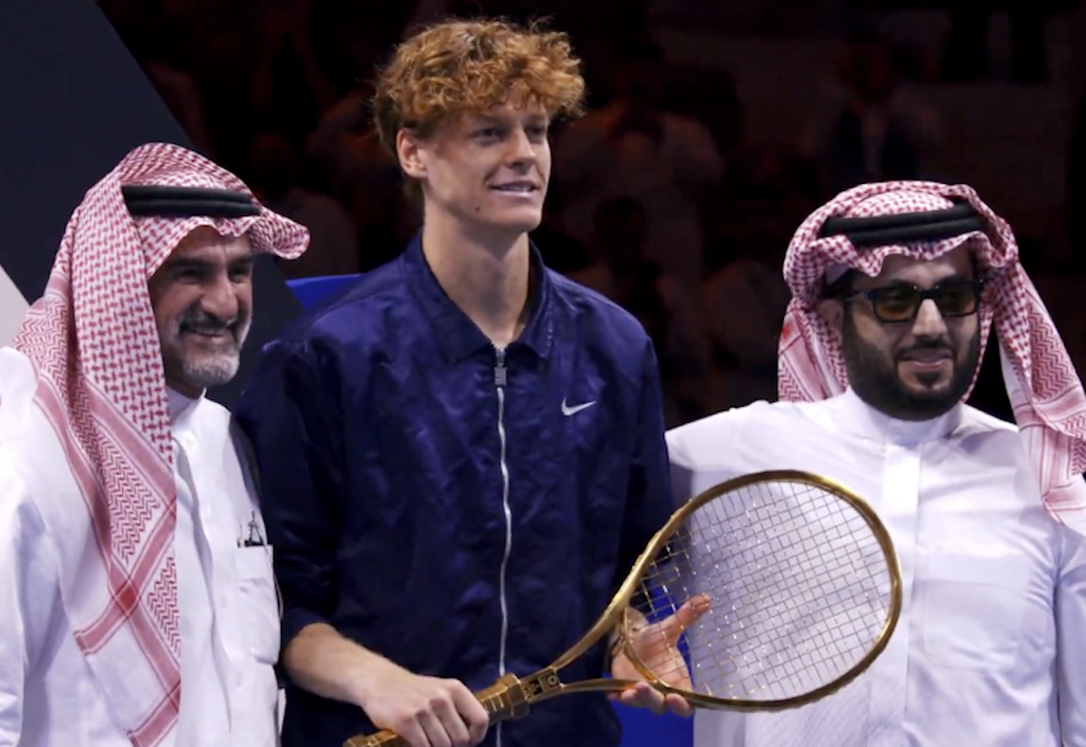 Sinner batte (finalmente) Alcaraz al Six Kings Slam e il montepremi è stellare, solo la racchetta d’oro vale 250 mila euro. Pioggia di milioni Sinner batte (finalmente) Alcaraz al Six Kings Slam e il montepremi è stellare, solo la racchetta d’oro vale 250 mila euro. Pioggia di milioni