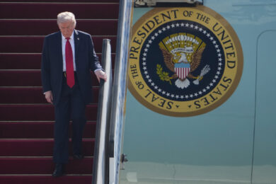 Paura per Trump, costretto a salire in fretta sull’Air Force One per “postazione sospetta”