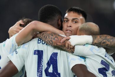 Milan capolista, ma è l’Inter in quota scudetto. Milano ribalta il Napoli di Conte. Juventus-Roma non pervenute