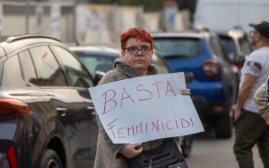 Fiaccolata per Pamela Genini a Milano, in centinaia a fianco della madre: “Denunciare sempre”