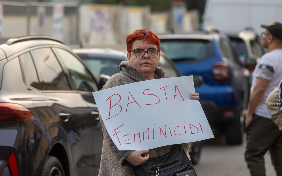 Fiaccolata per Pamela Genini a Milano, in centinaia a fianco della madre: “Denunciare sempre” Fiaccolata per Pamela Genini a Milano, in centinaia a fianco della madre: “Denunciare sempre”