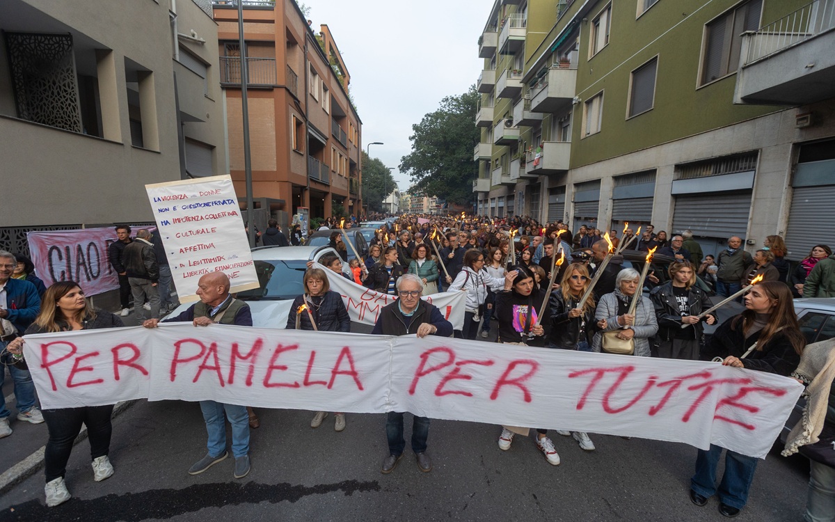 Fiaccolata per Pamela Genini a Milano, in centinaia a fianco della madre: “Denunciare sempre” Fiaccolata per Pamela Genini a Milano, in centinaia a fianco della madre: “Denunciare sempre”