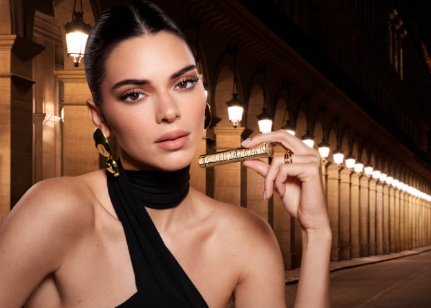 Kering brinda in Borsa a Parigi dopo la cessione del beauty a Loreal per 4 mld. Gli analisti: “Medicina amara, ma necessaria” Kering brinda in Borsa a Parigi dopo la cessione del beauty a Loreal per 4 mld. Gli analisti: “Medicina amara, ma necessaria”
