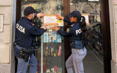 Milano, sim false e vendita illecita di alcolici: la Questura sospende la licenza a due negozi: