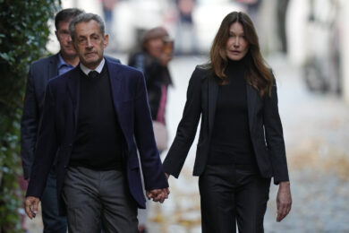 Sarkozy, il giorno è arrivato. L’ex presidente francese va in carcere, ultima passeggiata mano nella mano con Carla Bruni. VIDEO
