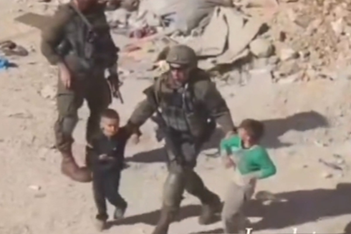 Bambini palestinesi malmenati dall’esercito israeliano: il video choc dei fratelli al-Rajbi Bambini palestinesi malmenati dall’esercito israeliano: il video choc dei fratelli al-Rajbi