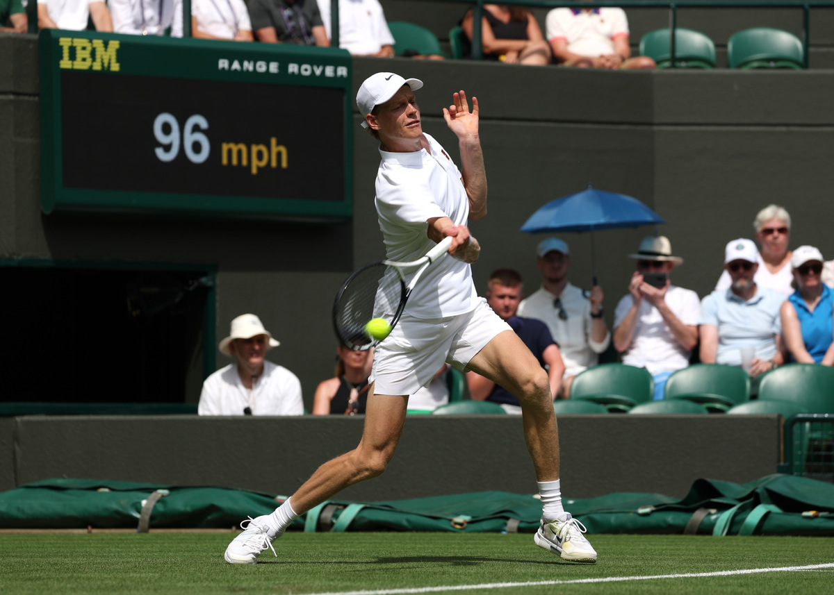 Sinner si prepara a difendere il titolo a Wimbledon e torna sull’erba: niente Halle, ma test a Hurlingham Sinner si prepara a difendere il titolo a Wimbledon e torna sull’erba: niente Halle, ma test a Hurlingham