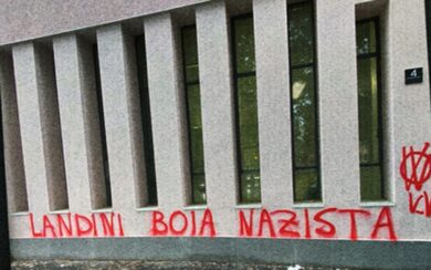 “Landini boia nazista”: i no vax imbrattano la sede Cgil di Milano San Siro