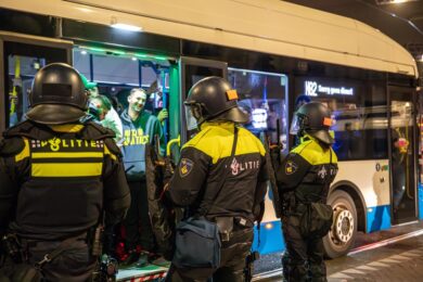 Vigilia Psv-Napoli agitata, mossa clamorosa della polizia olandese: arrestati 180 tifosi italiani “preventivamente”