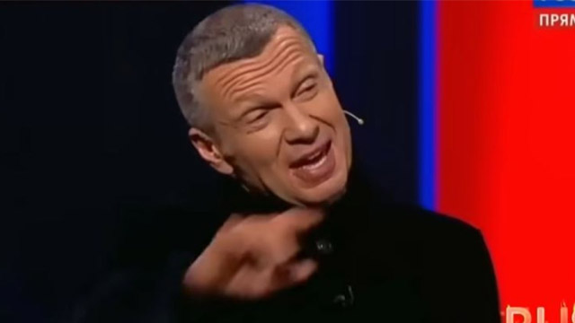 Trump, il propagandista russo Solovyov lo deride in diretta TV: video AI e battute sul “Re d’America” Trump, il propagandista russo Solovyov lo deride in diretta TV: video AI e battute sul “Re d’America”