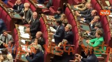 Conte in Aula regala alla premier libro M5s con dedica “Governo Meloni 3 anni di tasse”