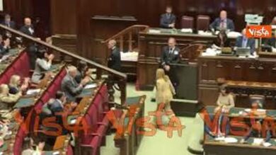 Meloni saluta con la mano uscendo dall’Aula della camera dopo informativa su Consiglio Ue