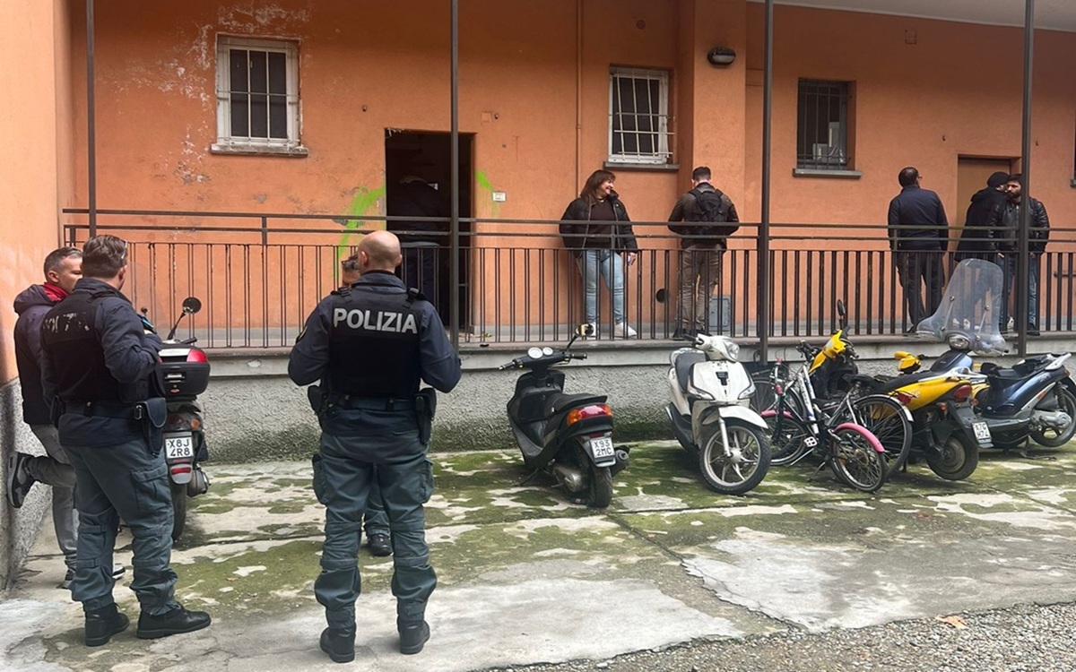 Milano, maxi-blitz contro le occupazioni abusive nelle case Aler in zona San Siro Milano, maxi-blitz contro le occupazioni abusive nelle case Aler in zona San Siro
