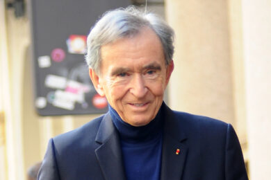 Arnault abbandona il make-up: LVMH verso la vendita di Fenty Beauty, il brand di Rihanna