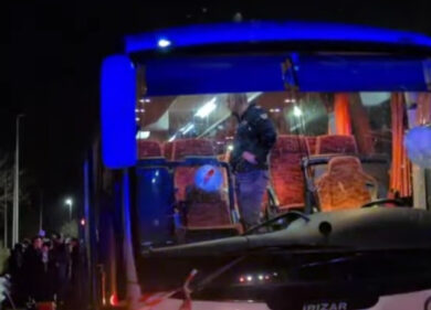 Agguato al pullman del Pistoia basket, Daspo per nove ultrà del Rieti. L’intercettazione in questura: “Dovevo mirare più in basso”