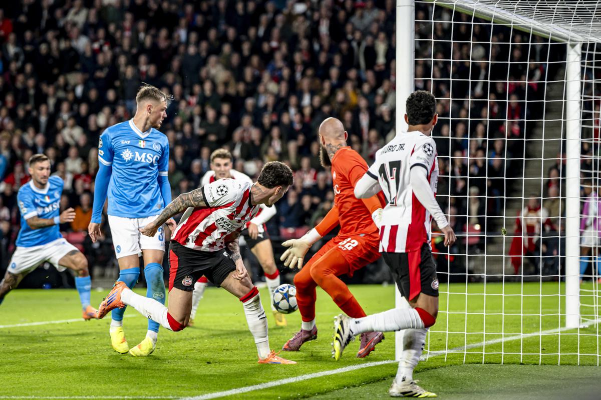 Champions, Napoli umiliato dal Psv: 6-2 – Conte, “Serve bagno d’umiltà. Napoli e i napoletani non devono essere presi per il c… Qualcuno getta fumo negli occhi” Champions, Napoli umiliato dal Psv: 6-2 – Conte, “Serve bagno d’umiltà. Napoli e i napoletani non devono essere presi per il c… Qualcuno getta fumo negli occhi”