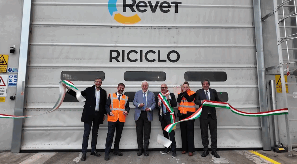 Revet (Gruppo Plures) avvia la seconda linea di produzione dell’impianto di riciclo plastiche post-consumo a Pontedera Revet (Gruppo Plures) avvia la seconda linea di produzione dell’impianto di riciclo plastiche post-consumo a Pontedera