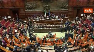 L’Aula della Camera si svuota al termine dell’informativa Meloni su Consiglio Ue, i deputati escono