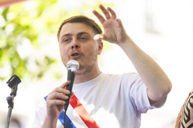 Radical chic, non solo un “vezzo” italiano. Deputato francese beccato, si sfila il Rolex prima dell’intervista in tv