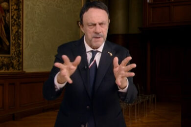 Crozza-Salvini: “Volevo fare Robin Hood!” tra tasse, banche e pensioni