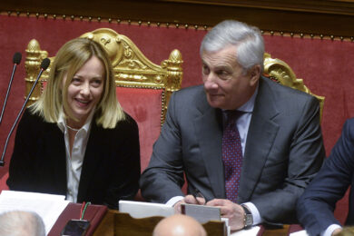 Scontro Meloni-Tajani sulla riforma dell’Ue. Marina Berlusconi sempre più irritata con la premier e tentata dalla politica