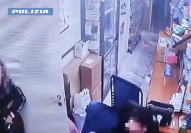Catania, picchia brutalmente la moglie. Donna salvata all’ultimo momento, il video della polizia