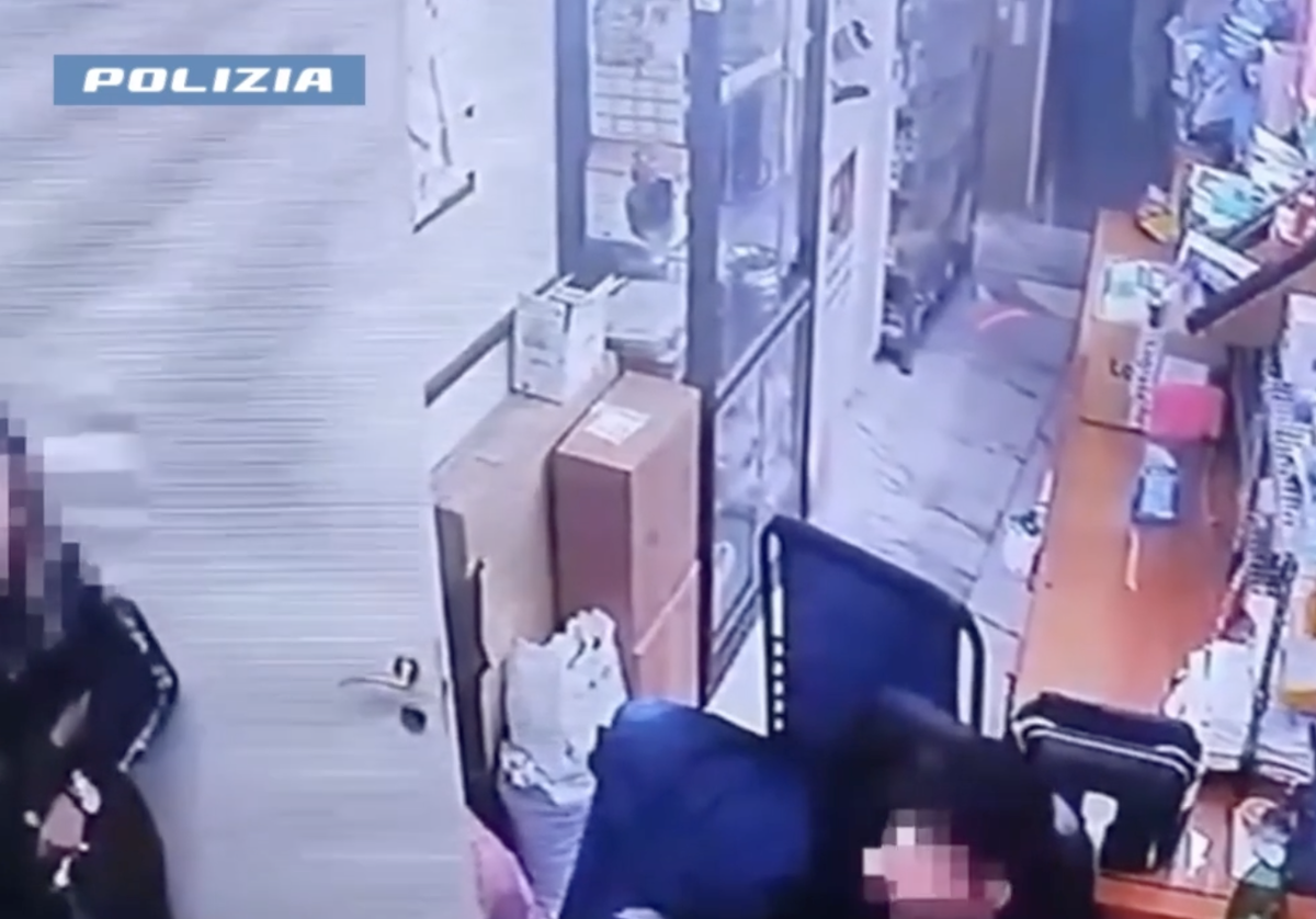 Catania, picchia brutalmente la moglie. Donna salvata all’ultimo momento, il video della polizia Catania, picchia brutalmente la moglie. Donna salvata all’ultimo momento, il video della polizia