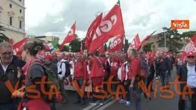 “Democrazia al lavoro”, la manifestazione della Cgil a Roma, la partenza del corteo
