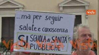 “Presidente, il popolo ha fame. Mangino pastarelle”, i cartelli al corteo della Cgil a Roma