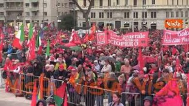 “Democrazia al lavoro”, il corteo della Cgil a Roma, i manifestanti riempiono Piazza San Giovanni