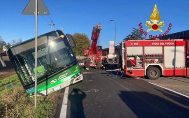 Milano, conducente del bus evita lo scontro frontale con un’auto contromano