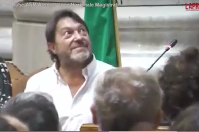 Anm, standing ovation dei magistrati per Ranucci: “Il più lungo applauso a un pluri-indagato”
