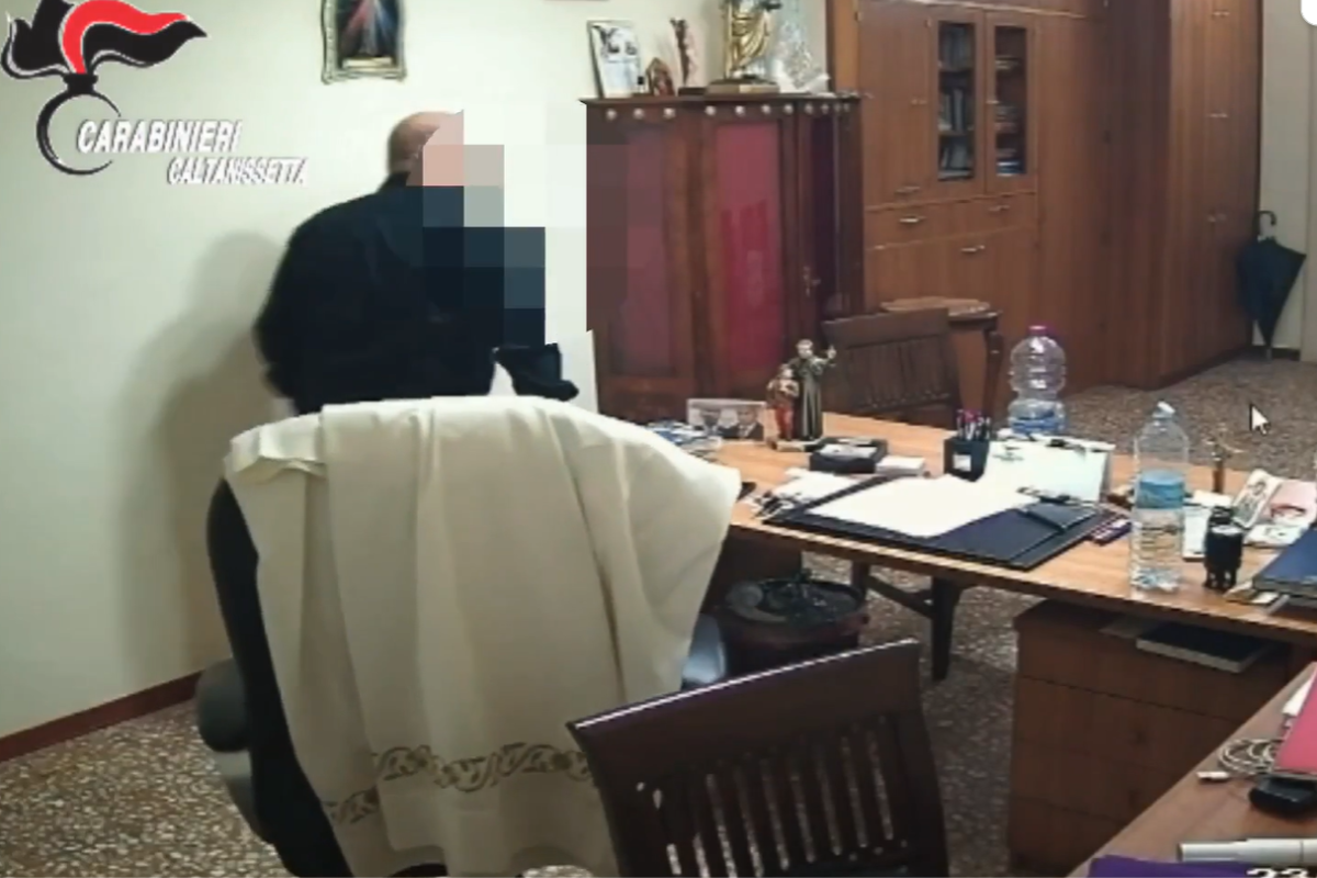 Fanatico religioso accoltella il parroco davanti ai fedeli: la scioccante scena ripresa dalle telecamere Fanatico religioso accoltella il parroco davanti ai fedeli: la scioccante scena ripresa dalle telecamere
