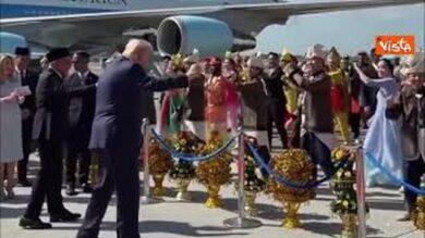 Trump balla all’aeroporto di Kuala Lumpur con ballerini tradizionali al suo arrivo in Malesia