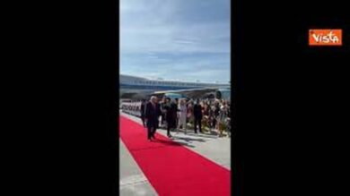 Trump in Malesia balla e sventola le bandiere all’arrivo all’aeroporto di Kuala Lumpur