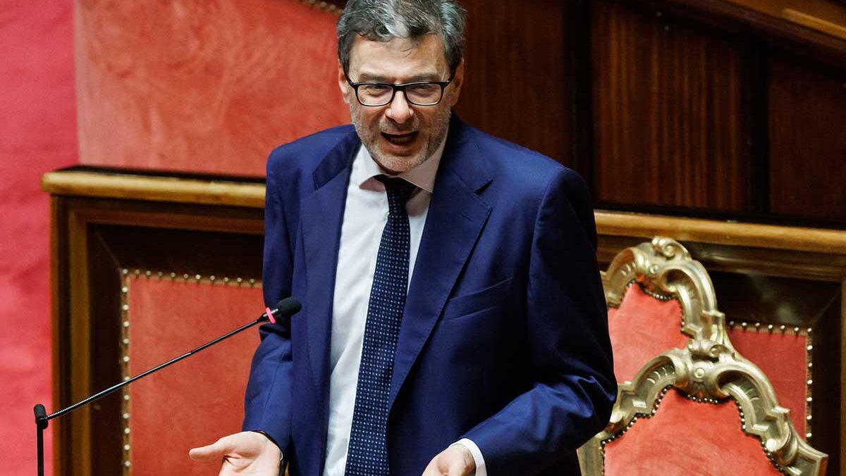 Benzina, Giorgetti dà buone notizie: nuovo taglio delle accise. Ecco fino a quando Benzina, Giorgetti dà buone notizie: nuovo taglio delle accise. Ecco fino a quando