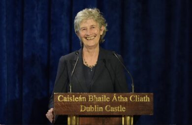 Irlanda, Catherine Connolly è la nuova presidente. Perchè per il governo può essere un problema