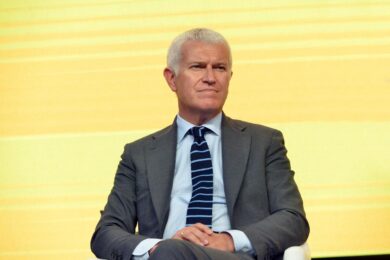 Belpietro contro Boldrini in diretta tv. Scontro furioso. “Lei è strabica…”. Video