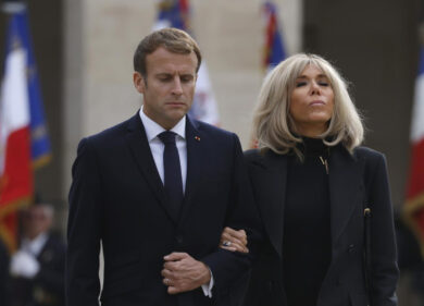 Brigitte Macron non si dà pace per quel “nata uomo”. In dieci a processo per cyber molestie