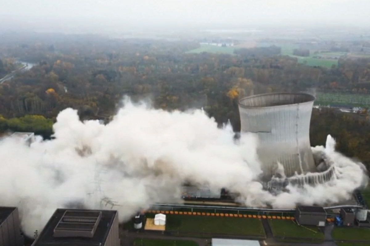 Baviera, demolite le torri della centrale di Gundremmingen: il video del crollo fa il giro del mondo Baviera, demolite le torri della centrale di Gundremmingen: il video del crollo fa il giro del mondo