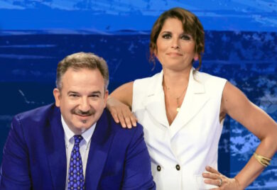 Ascolti tv, De Martino-Scotti a contatto: Affari Tuoi in scia a La Ruota della Fortuna. In Onda a picco – I trend Auditel