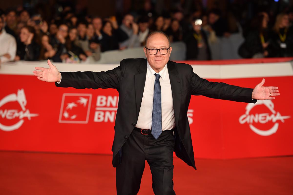 Carlo Verdone e il cast di “Vita da Carlo – stagione finale” sfilano sul Red Carpet sulle note della canzone cult “Acqua e Sapone” – Video Carlo Verdone e il cast di “Vita da Carlo – stagione finale” sfilano sul Red Carpet sulle note della canzone cult “Acqua e Sapone” – Video